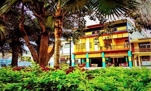 coco-bongo-hostel-bahia-de-caraquez-ecuador-beach-front-1